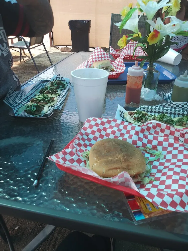 Hamburguesa Especial Y Tacos De Tripas